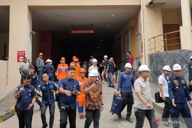 Kasat Reskrim Polres Metro Jakarta Barat AKBP Arfan Zulkan (baju batik) usai melakukan pencarian hari terakhir 'body parts' korban kebakaran Glodok Plaza, Tamansari, Jakarta Barat, Jumat (21/2/2025). ANTARA/Risky Syukur Kasat Reskrim Polres Metro Jakarta Barat AKBP Arfan Zulkan (baju batik) usai melakukan pencarian hari terakhir 'body parts' korban kebakaran Glodok Plaza, Tamansari, Jakarta Barat, Jumat (21/2/2025). ANTARA/Risky Syukur