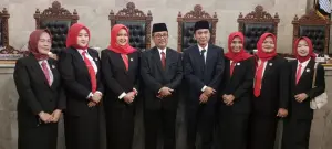 Rapat Paripurna DPRD Kabupaten Cirebon, Pasangan calon Bupati dan Wakil Bupati Kabupaten Cirebon nomor urut 2, H. Imron dan H. Agus Kurniawan (Jigus), telah resmi ditetapkan sebagai pasangan terpilih dalam Pemilihan Kepala Daerah (Pilkada) Serentak 2024. Pengumuman ini disampaikan dalam Rapat Paripurna DPRD Kabupaten Cirebon yang digelar di Ruang Abimata Gedung DPRD pada Kamis, (6/2/2025). (Dok.wahyu Ariffudin/divipromedia). 