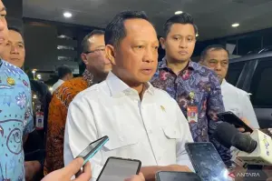 Menteri Dalam Negeri Tito Karnavian menjawab pertanyaan wartawan usai menemui pimpinan Mahkamah Konstitusi di Gedung MK, Jakarta, Jumat (31/1/2025) malam. ANTARA/Fath Putra Mulya