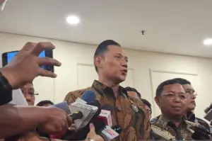 Menteri Koordinator (Menko) Bidang Infrastruktur dan Pembangunan Kewilayahan Agus Harimurti Yudhoyono (AHY) usai menghadiri diskusi publik "100 Hari Kabinet 100 Menteri antara Harapan dan Tantangan" di Jakarta, Jumat (31/1/2025). (ANTARA/Melalusa Susthira K.)