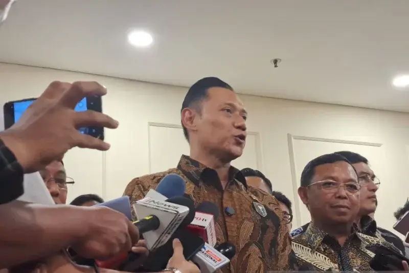 Menteri Koordinator (Menko) Bidang Infrastruktur dan Pembangunan Kewilayahan Agus Harimurti Yudhoyono (AHY) usai menghadiri diskusi publik "100 Hari Kabinet 100 Menteri antara Harapan dan Tantangan" di Jakarta, Jumat (31/1/2025). (ANTARA/Melalusa Susthira K.)