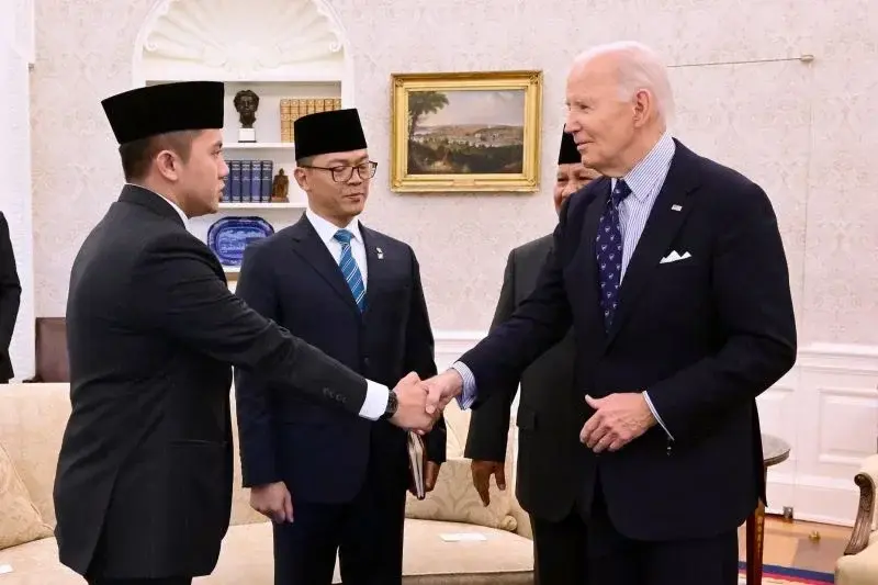 Seskab Teddy Indra Wijaya (kiri) dan Menteri Luar Negeri Sugiono (dua kiri) mendampingi Presiden RI Prabowo Subianto (dua kanan), bertemu Presiden Amerika Serikat Joe Biden (kanan) di Gedung Putih, Washington DC, Selasa (12/11/2024) (ANTARA/HO-Dokumentasi Pribadi)