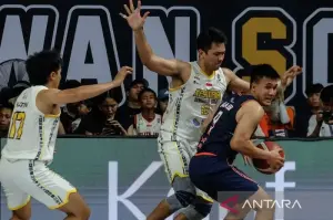 Pebasket Pelita Jaya Jakarta Agassi Yeshe Goantara (kanan) berusaha melewati hadangan pebasket Kesatria Bengawan Solo Ponsianus Nyoman Indrawan (tengah) dan Katon Adjie Baskoro (kiri) pada pertandingan Indonesia Basketball League (IBL) 2025 di Gor Sritex Arena, Solo, Sabtu (25/1/2025). Pelita Jaya Jakarta berhasil mengalahkan Kesatria Bengawan Solo dengan skor 66-53. ANTARAFOTO/Maulana Surya/Spt.