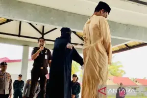 Algojo melaksanakan eksekusi pidana cambuk terhadap terpidana judi online, berlangsung di Lapangan Teuku Umar Meulaboh, Kabupaten Aceh Barat, Kamis (6/2/2025) siang. (ANTARA/Teuku Dedi Iskandar)