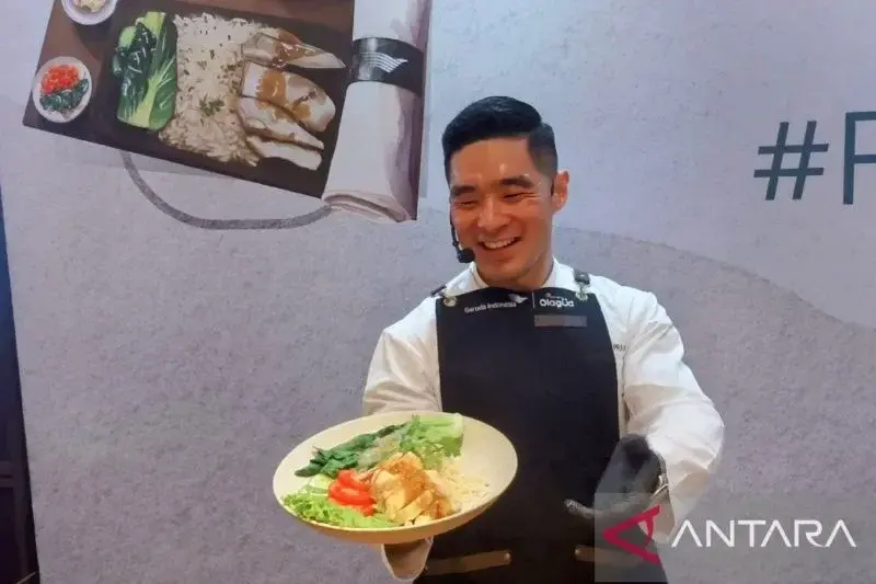 Chef Martin Indrapraja menunjukkan hidangan daging ayam yang akan disajikan kepada penumpang pesawat Garuda Indonesia dalam kolaborasi maskapai dengan Japfa Food di kawasan SCBD Jakarta, Rabu (19/2/2025). ANTARA/Abdu Faisal