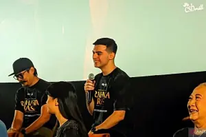 Aktor Ciccio Manassero bersama penulis skenario Adi Nugroho (kiri) dalam konferensi pers film "Rahasia Rasa" di Jakarta, Kamis (13/2/2025). (ANTARA/Abdu Faisal)