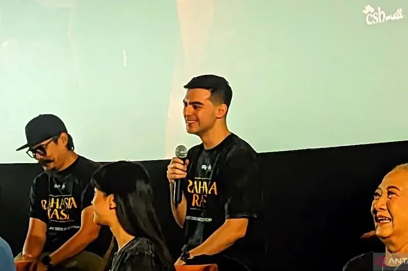 Aktor Ciccio Manassero bersama penulis skenario Adi Nugroho (kiri) dalam konferensi pers film "Rahasia Rasa" di Jakarta, Kamis (13/2/2025). (ANTARA/Abdu Faisal)