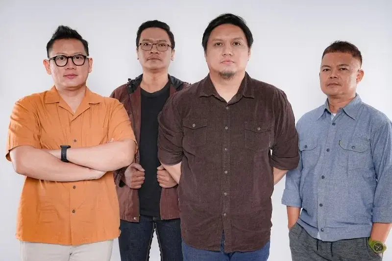 Anggota grup band Jikustik dari kiri ke kanan, Adhit (Keyboard),Dadik (Gitar), Icha Aji (Vokal&Bass) & Carlo (Drum). (ANTARA/HO) Anggota grup band Jikustik dari kiri ke kanan, Adhit (Keyboard),Dadik (Gitar), Icha Aji (Vokal&Bass) & Carlo (Drum). (ANTARA/HO)