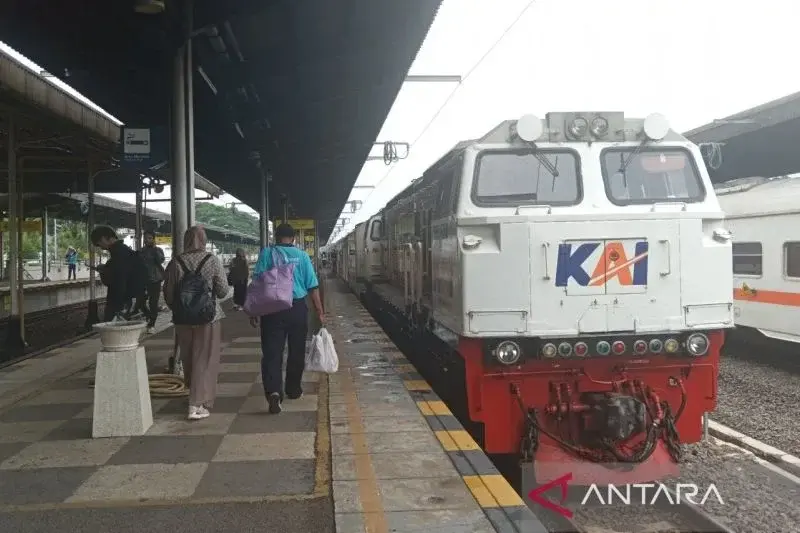 Suasana di Stasiun Cirebon, Jawa Barat. (ANTARA/Fathnur Rohman)