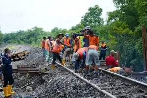 Petugas KAI Divre III Palembamg sedang memperbaiki jalur kereta api. (ANTARA/HO/KAI Palembang)