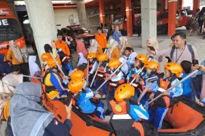 Anak-anak usia dini dari Sekolah TK Mutiara Hati dan SLB Cahaya Nurani Palu diperkenalkan sejumlah peralatan SAR di kantor SAR Pencarian dan Pertolongan atau Basarnas Palu, Jumat (14/2/2025). (ANTARA/HO- Kantor SAR Palu)
