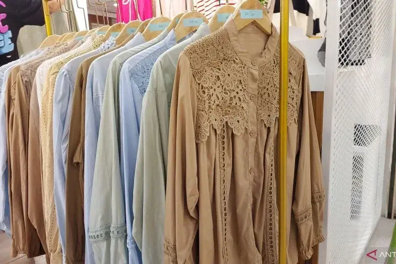 Model baju katun bordir bolong dari toko YLN Platinum Market, Tanah Abang, Jakarta, Senin (17/2/2025) (ANTARA/Fitra Ashari)