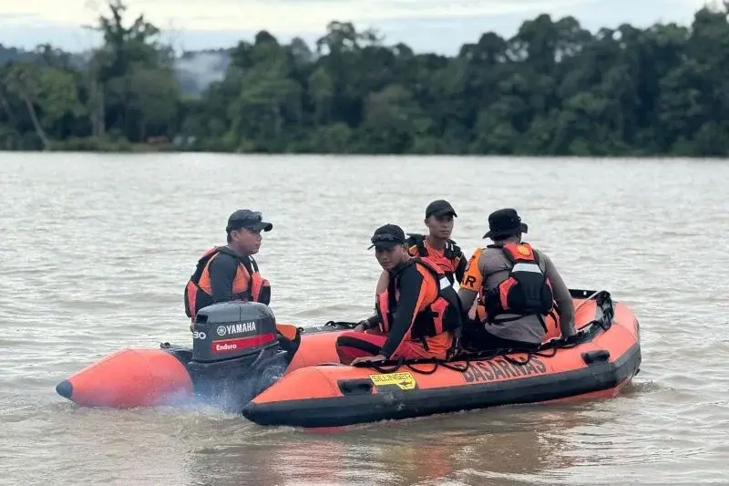 Hari kedua pencarian, Selasa (11/2/2025), tim SAR gabungan berperahu karet menyisir area Sungai Temangga, Kecamatan Tanjung Palas Tengah, Kabupaten Bulungan, Provinsi Kaltara lokasi kejadian kecelakaan speedboat yang mengakibatkan 3 korban jiwa. Tiga penumpang lainnya masih dicari. (ANTARA/HO-Kantor SAR Tarakan)