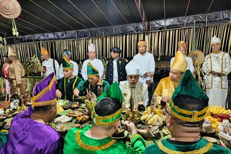 Sultan Ternate, Hidayat M Sjah, bersama rombongan perangkat Kesultanan Ternate, menghadiri perayaan HUT ke-600 Kepulauan Sangihe (Tampunganglawo) di Kabupaten Sangihe, Sulawesi Utara dengan membawa bukti sejarah kelapa kembar antara Kesultanan Ternate dan Raja Sangihe, Selasa (4/2/2025). ANTARA/Abdul Fatah