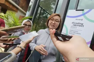 Wakil Menteri Ekonomi Kreatif Irene Umar menyampaikan keterangan kepada awak media di Jakarta, Kamis (20/2/2025). (ANTARA/Livia Kristianti)