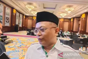 Arsip - Anggota Komisi V DPRD Jawa Barat Zaini Shofari memberikan keterangan di salah satu hotel di Bandung. ANTARA/Ricky Prayoga