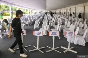 Petugas menyiapkan tempat untuk pendamping kepala daerah di Monumen Nasional, Jakarta, Rabu (19/2/2025). Monumen Nasional menutup sementara kunjungan wisatawan umum saat berlangsungnya acara gladi bersih dan pelantikan kepala daerah Pilkada 2024 pada 19-20 Februari 2025 dan dibuka kembali seusai acara. ANTARA FOTO/Sulthony Hasanuddin/Spt