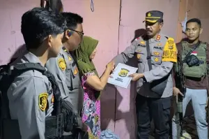 Penyerahan bingkisan kasih dari Polres Yahukimo kepada istri almarhum Jahari, korban pembunuhan KKB di Dekai. ANTARA/HO/Dok Satgas Damai Cartenz