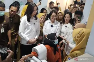Menteri Pariwisata Widiyanti Putri Wardhana meninjau pelaksanaan Program Cek Kesehatan Gratis (CKG) di Puskesmas Tanah Abang, Jakarta Pusat, Senin (10/2/2025). (ANTARA/Livia Kristianti)