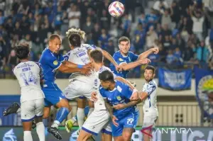Pemain Persib Bandung Gustavo Franca (kedua kiri) berebut bola dengan pesepak bola PSIS Semarang Joao Ferrari (tengah) pada pertandingan BRI Liga 1 di Stadion Si Jalak Harupat, Kabupaten Bandung, Jawa Barat, Mingggu (15/9/2024). ANTARA FOTO/Raisan Al Farisi/foc/am.