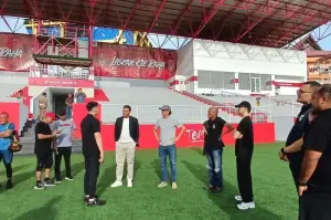 Dua asisten pelatih timnas Indonesia, Denny Landzaat dan Alex Pastoor saat berada di Stadion Gelora Kie Raha, Senin (10/2/2025). ANTARA/Abdul Fatah (Abdul Fatah)
