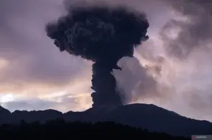 Arsip - Gunung Marapi yang berada di Kabupaten Agam dan Kabupaten Tanah Datar meletus pada 14 Januari 2024. ANTARA/Muhammad Zulfikar