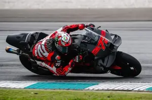 Pembalap Aprilia Racing Marco Bezzecchi bermanuver saat tes pramusim MotoGP di Sirkuit Sepang, Malaysia, Rabu (5/2/2025). (ANTARA/HO-Aprilia Racing)