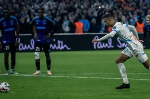Pemain Olympique Marseille, Mason Greenwood, bersiap untuk mengeksekusi penalti saat pertandingan lanjutan Liga Prancis kontra Strasbourg di Stadion Velodrome, Senin (20/1/2025). Pertandingan berakhir imbang 1-1. ANTARA/X/@OM_English (@OM_English)