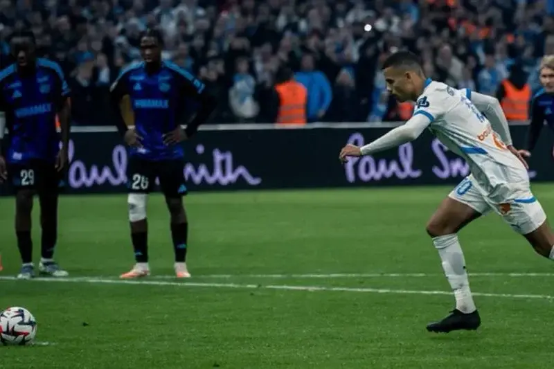 Pemain Olympique Marseille, Mason Greenwood, bersiap untuk mengeksekusi penalti saat pertandingan lanjutan Liga Prancis kontra Strasbourg di Stadion Velodrome, Senin (20/1/2025). Pertandingan berakhir imbang 1-1. ANTARA/X/@OM_English (@OM_English)