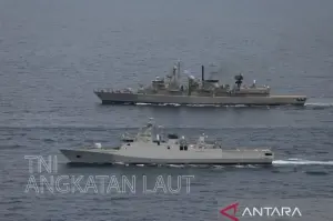 KRI Sultan Iskandar Muda-367 (bawah) melakukan latihan manuver dengan kapal dari satgas MTF lain di laut Mediterania, Lebanon, Rabu (19/2/2025) (ANTARA/HO-Humas TNI AL)