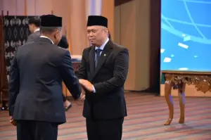 Menteri Perhubungan (Menhub) Dudy Purwagandhi (kanan) memmberi ucapan selamat kepada Marsekal Madya TNI Mohammad Syafii usai dilantik sebagai Kepala Badan Nasional Pencarian dan Pertolongan (Basarnas) yang baru di Jakarta, Jumat (21/2/2025). ANTARA/HO-Humas Kemenhub