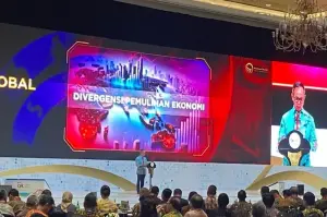 Ketua Dewan Komisioner OJK Mahendra Siregar dalam acara Pertemuan Tahunan Industri Jasa Keuangan (PITJK) 2025 di Jakarta, Selasa (11/2/2025). (ANTARA/Rizka Khaerunnisa)