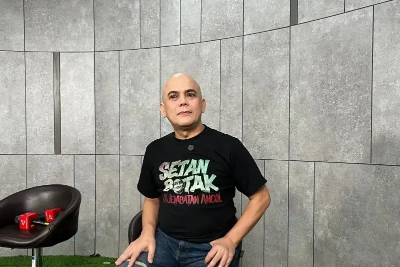 Aktor Ozi Syahputra mengunjungi ANTARA Heritage Center di Pasar Baru, Jakarta Pusat, untuk mempromosikan film horor "Setan Botak Di Jembatan Ancol" pada Senin (18/2/2025). (ANTARA/Sri Dewi Larasati)