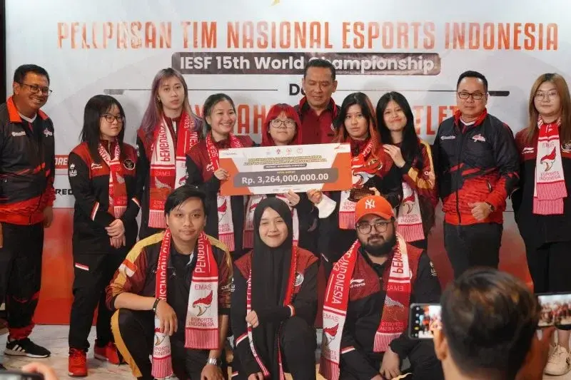 Ketua Harian Pengurus Besar Esports Indonesia (PB ESI) Bambang Sunarwibowo berfoto bersama atlet-atlet Mobile Legends: Bang-Bang Putri peraih emas SEA Games Kamboja 2023 dalam acara penyerahan bonus di kantor PB ESI, Jakarta, Minggu (20/8/2023). (ANTARA/HO-PBESI)