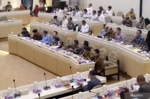 KPU menggelar rapat dengan Komisi II DPR RI di Kompleks Parlemen, Jakarta, Kamis (27/2/2025). (ANTARA/Bagus Ahmad Rizaldi)