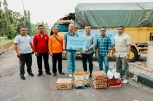 PTPN IV Palmco Regional III Riau ketika menyalurkan bantuan untuk korban banjir di salah satu kabupaten di Riau. (ANTARA/HO-PTPN IV Palmco Regional III)
