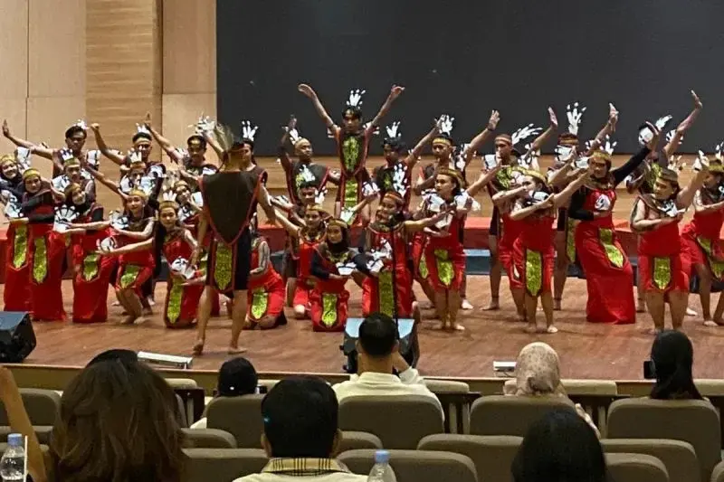 Paduan suara mahasiswa ISI Solo Divina Etnika tampil pada kompetisi tingkat nasional Festival Swara Saraswati II di Yogyakarta, beberapa waktu lalu. ANTARA/HO-ISI Solo