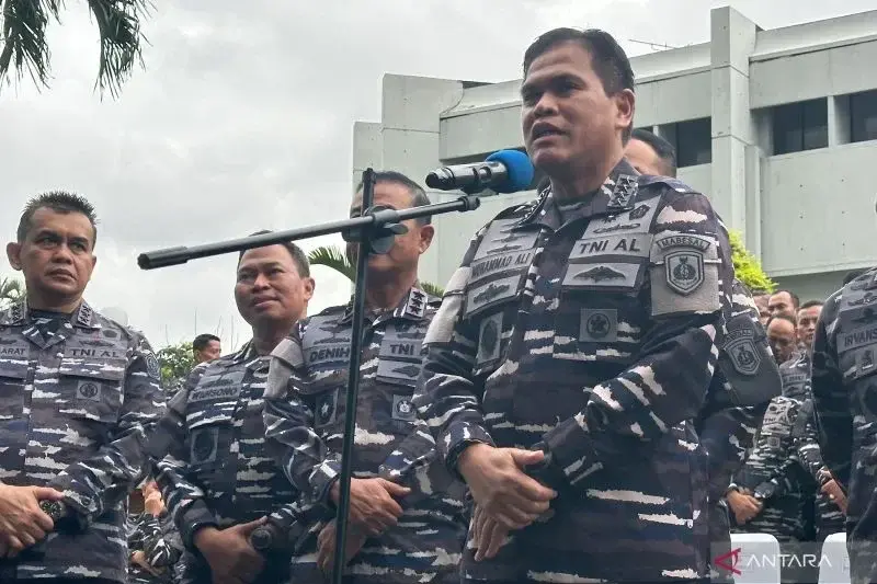 Kepala Staf TNI Angkatan Laut (KSAL) Laksamana TNI Muhammad Ali (kanan) dalam konferensi pers sebelum menghadiri Rapat Pimpinan TNI AL di Markas Besar TNI AL, Cilangkap, Jakarta Timur, Kamis (6/2/2025). (ANTARA/Rio Feisal)