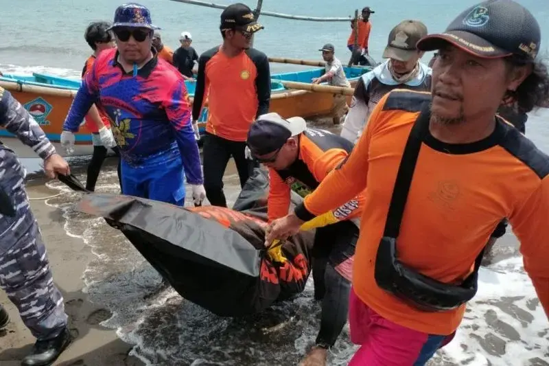 Tim SAR mengevakuasi jasad korban terseret arus ombak di Pantai Madasari, Kabupaten Pangandaran, Jawa Bart, Kamis (6/1/2025). (ANTARA/HO-Basarnas)