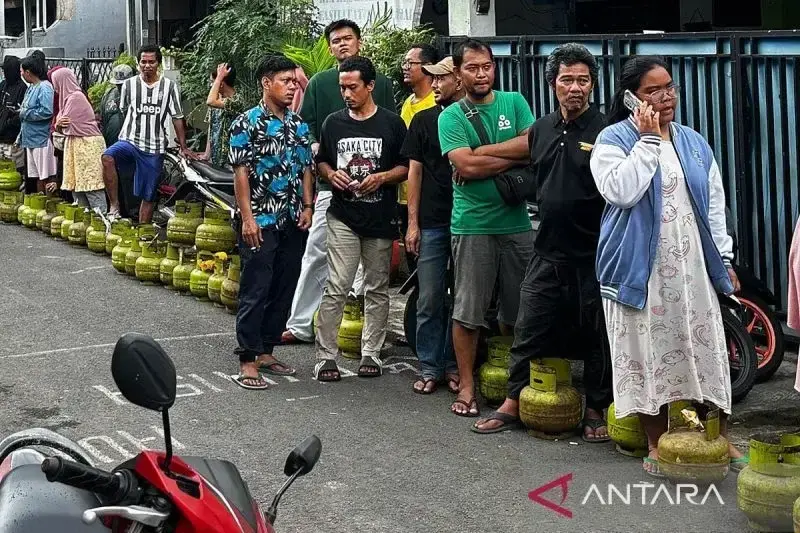 Sejumlah warga antre untuk membeli tabung elpiji/LPG tiga kilogram (kg) di agen resmi kawasan Gandaria Selatan, Jakarta, Selasa (4/2/2025). ANTARA/Luthfia Miranda Putri/aa.