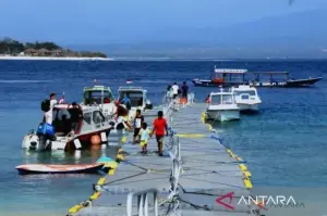 Arsip- Wisatawan menggunakan transportasi "fast boat" di dermaga Pelabuhan Gili Trawangan, Kabupaten Lombok Utara, Nusa Tenggara Barat (NTB). (ANTARA/Dhimas Budi Pratama).