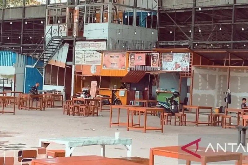 Sejumlah stand kios pelaku UMKM di areal Pasar Digital Hanggar Lanud Manuhua Biak. (ANTARA/Muhsidin)