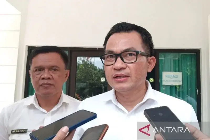 Pj Bupati Cirebon Wahyu Mijaya (kanan) bersama Sekda Kabupaten Cirebon Hilmy Riva'i (kiri) saat memberikan keterangan di Cirebon, Jawa Barat. (ANTARA/Fathnur Rohman)