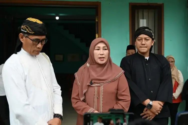Wakil Bupati Kuningan Tuti Andriani, SH., M.kn menghadiri acara Adat Mapag Sri Tahun 2025 Pemerintah Desa Koreak. Bertempat di Bukit Puncak Pasir Bentang Dusun IV Desa Koreak Kec.Cigandamekar pada Minggu, (23/02/2025). (Dok.Humas Pemkab. Kuningan).