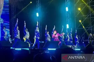 Penyanyi dangdut Elvy Sukaesih saat tampil pada Synchronize Fest 2024 di JIExpo Kemayoran, Jakarta, Sabtu (5/10/2024). ANTARA/Putri Hanifa/am.