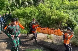 Tim SAR gabungan mengevakuasi jenazah seorang pendaki yang terjatuh ke dalam jurang di puncak Gunung Slamet, Kabupaten Purbalingga, Jawa Tengah, Senin (24/2/2025). ANTARA/HO-Basarnas Cilacap