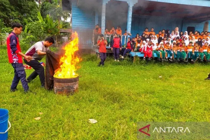 Guru SDN 013 Ranai saat memadamkan api dengan APAS (ANTARA/Muhamad Nurman)