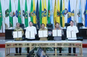 (Dari kiri) Ketua KPK Setyo Budiyanto, Jaksa Agung ST Burhanuddin, Menteri Dalam Negeri Muhammad Tito Karnavian, Kapolri Jenderal Polisi Listyo Sigit Prabowo dan Kepala BPPIK Aries Marsudiyanto, saat menandatangani Nota Kesepahaman tentang Kerja Sama dalam Pengawasan Penyelenggaraan Perizinan di Daerah di Gedung Sasana Bhakti Praja, Kantor Pusat Kemendagri, Jakarta, Selasa (4/2/2025). (ANTARA/HO-Puspen Kementerian Dalam Negeri)