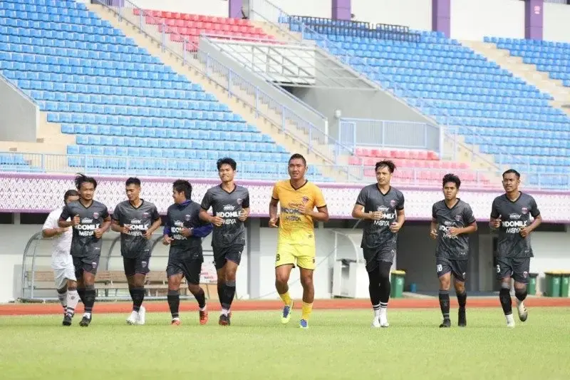 Para pemain Persita Tangerang mengikuti sesi latihan perdana di Stadion Indomilk Arena, Tangerang Banten, Rabu (3/3/2021). (HO/Dok Persita Tangerang)
