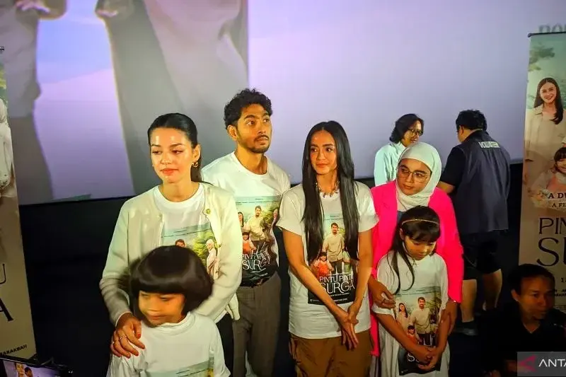 Aktor Arya Saloka bersama sutradara Adis Kayl (baju merah muda), aktris Agla Artalidia dan Susan Sameh saat konferensi pers "Pintu-Pintu Surga" di Jakarta, Senin (10/2/2025). ANTARA/Abdu Faisal Aktor Arya Saloka bersama sutradara Adis Kayl (baju merah muda), aktris Agla Artalidia dan Susan Sameh saat konferensi pers "Pintu-Pintu Surga" di Jakarta, Senin (10/2/2025). ANTARA/Abdu Faisal
